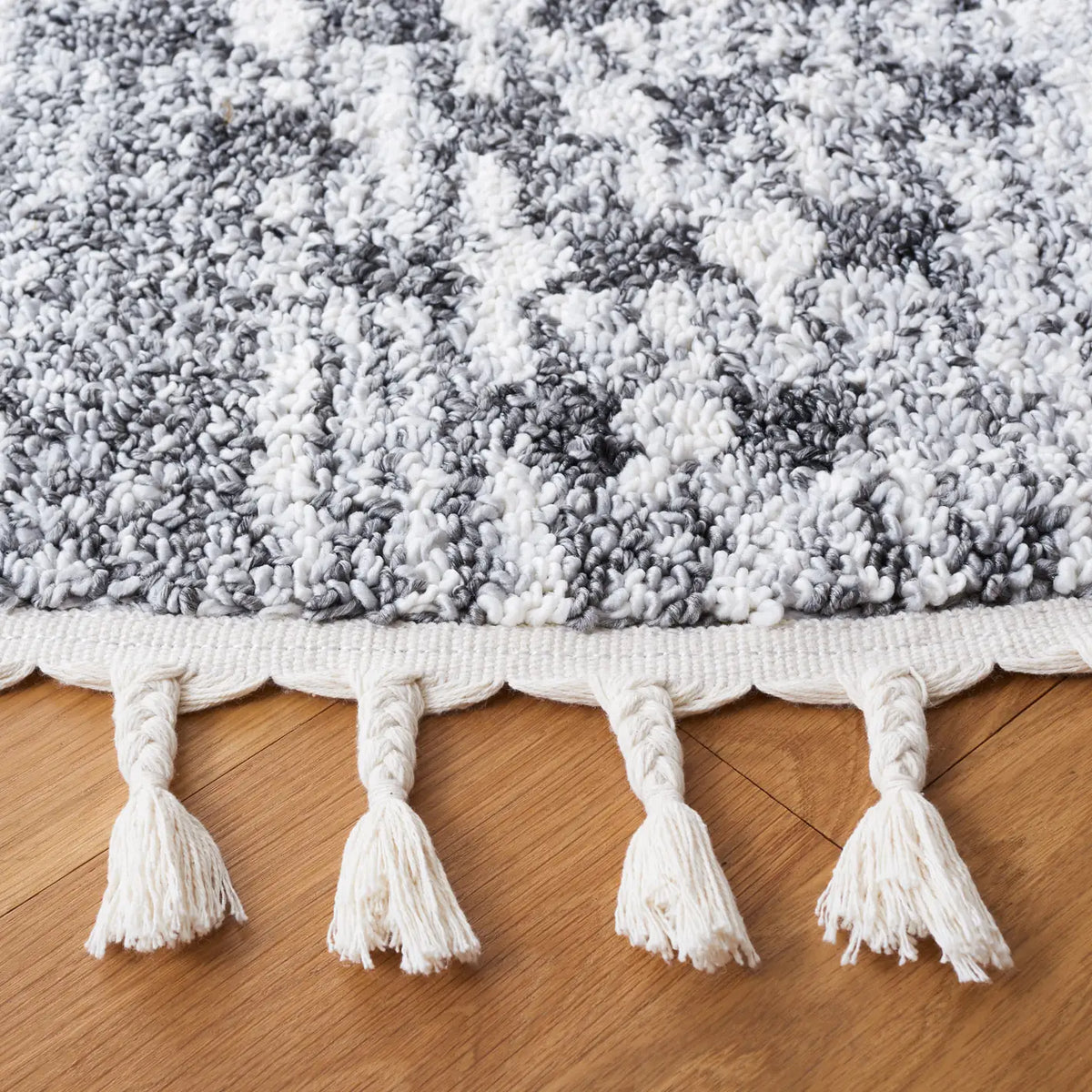Safavieh Moroccan Tassel Shag 6'-7" x 6'-7" Rug in Grey / Ivory