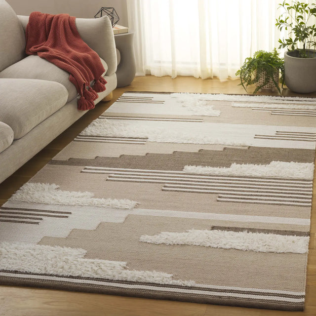 Safavieh Kenya 4'-0" x 6'-0" Rug in Beige / Ivory