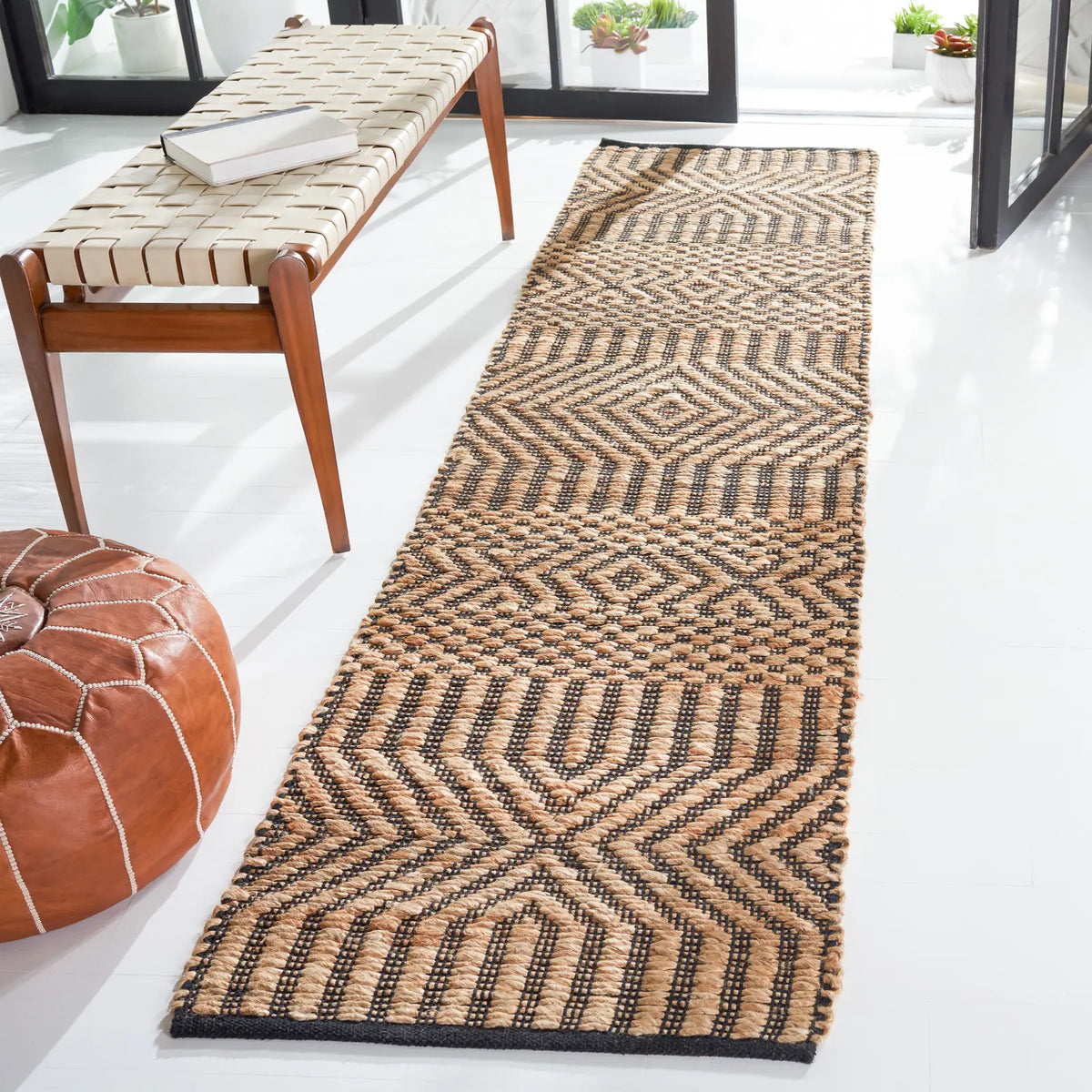 Safavieh Kilim 2'-3" x 7'-0" Rug in Natural / Black