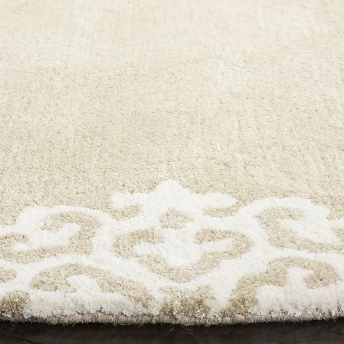 Safavieh Soho 6'-0" x 6'-0" Rug in Beige / Ivory