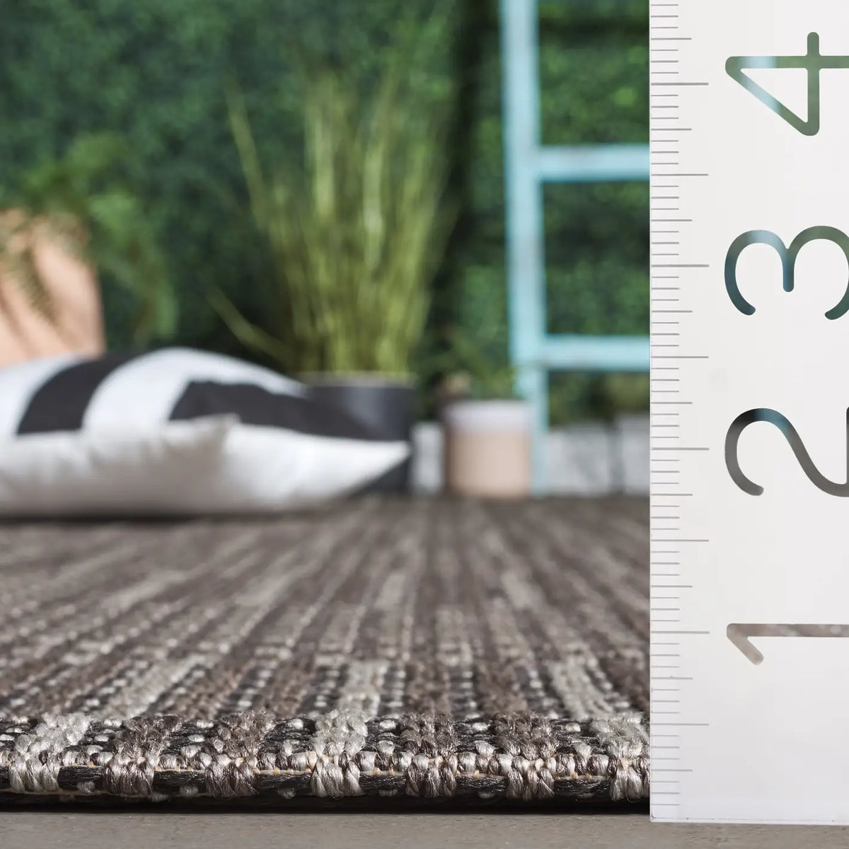 Safavieh Sisal All-Weather 4'-0" x 6'-0" Rug in Black / Grey
