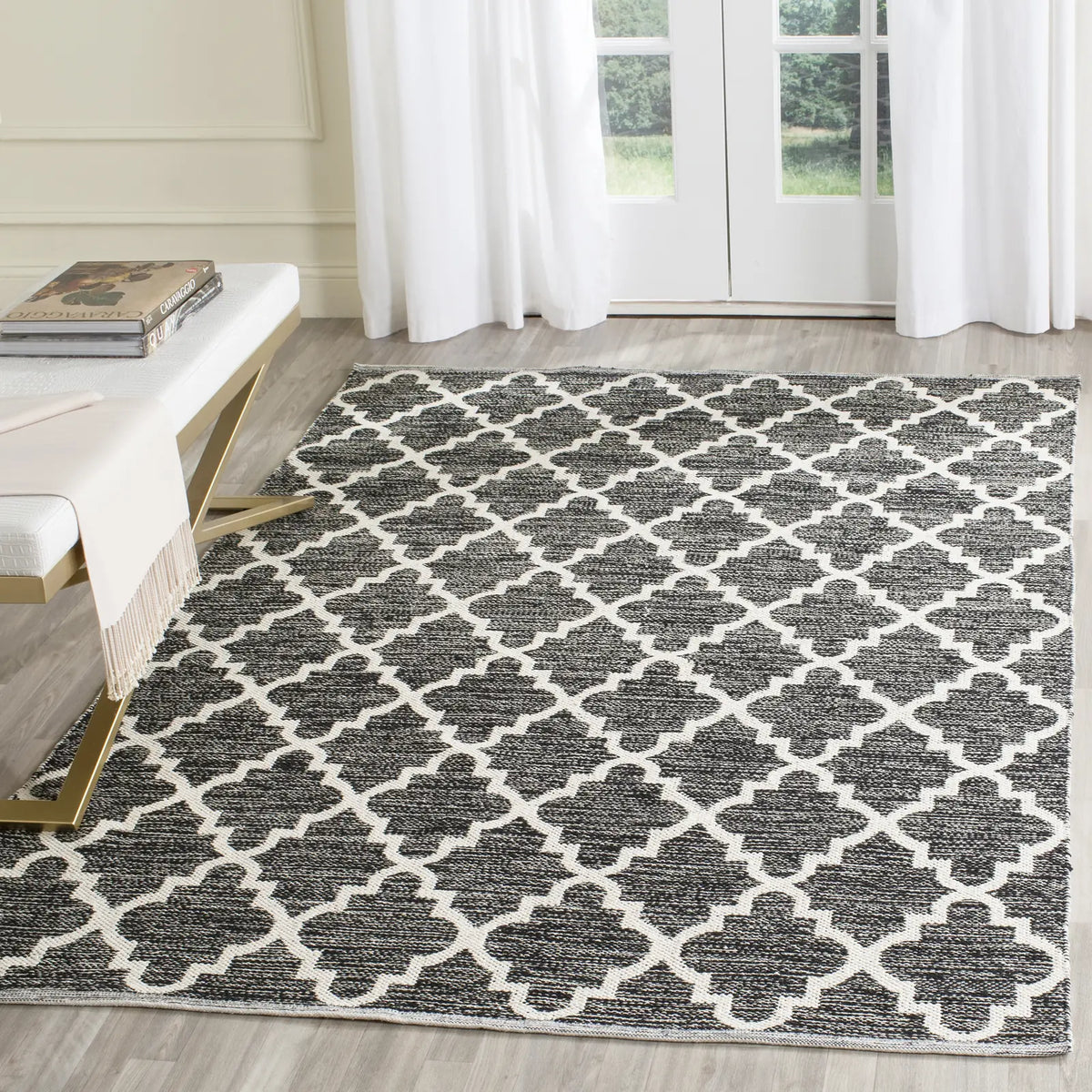 Safavieh Montauk 5'-0" x 7'-0" Rug in Black / Ivory