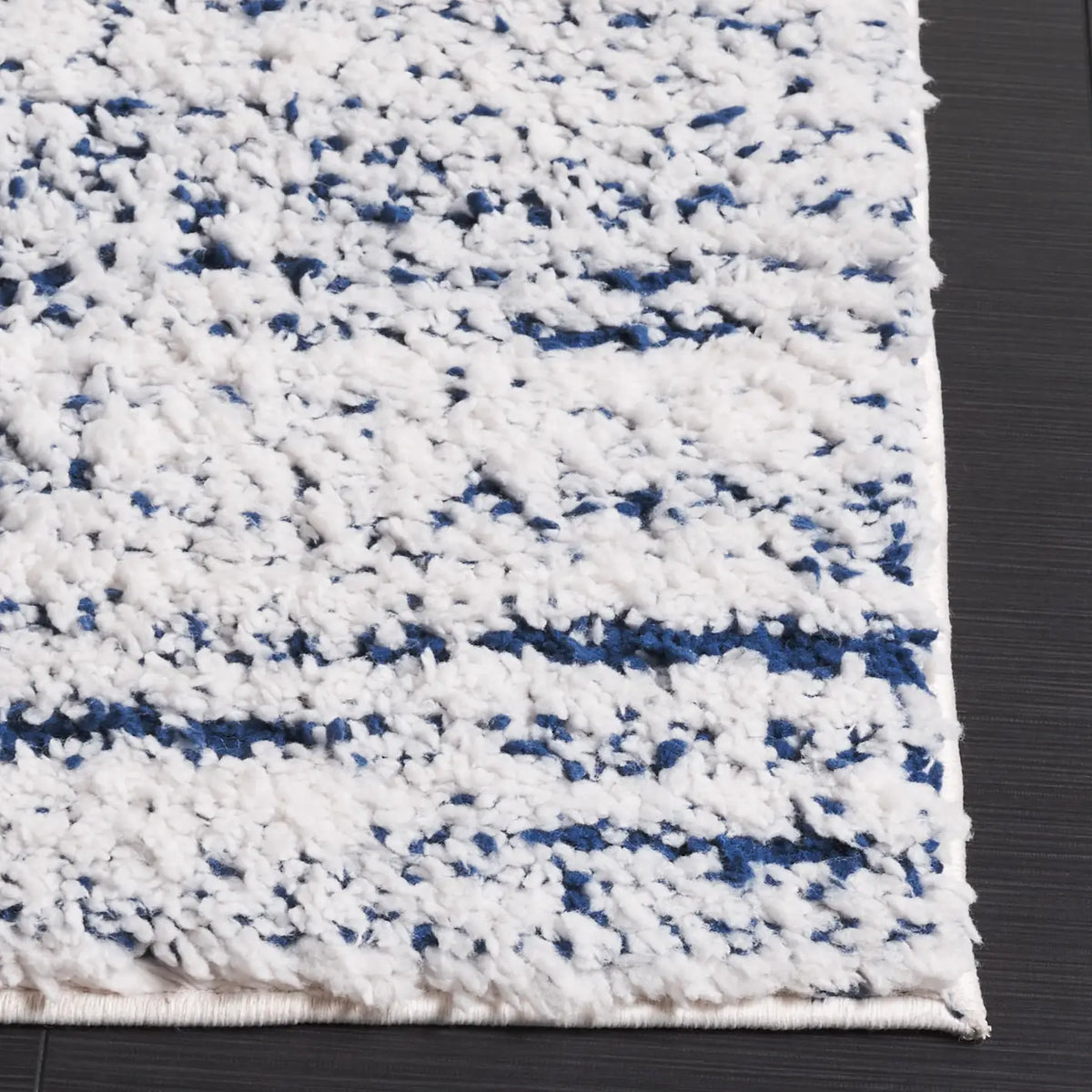 Safavieh Rumi Shag 4'-0" x 6'-0" Rug in Navy / Ivory