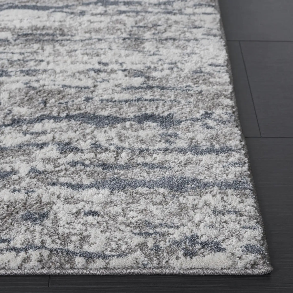 Safavieh Century 300 4'-5" x 6'-5" Rug in Grey / Navy