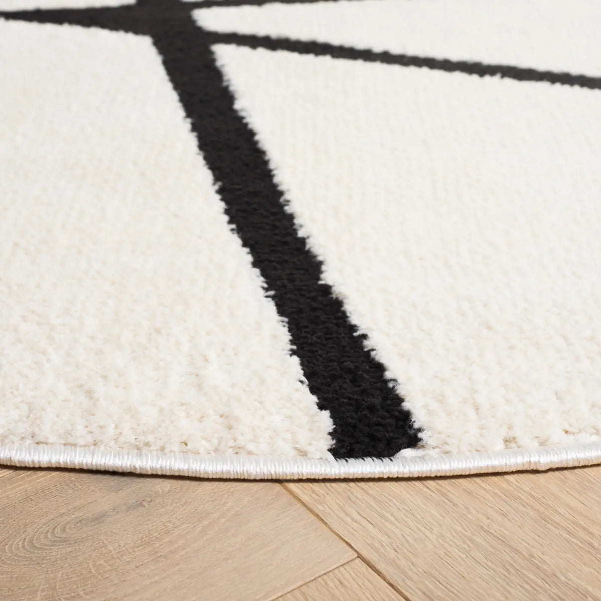 Safavieh Melody 5'-3" x 5'-3" Rug in Ivory / Black