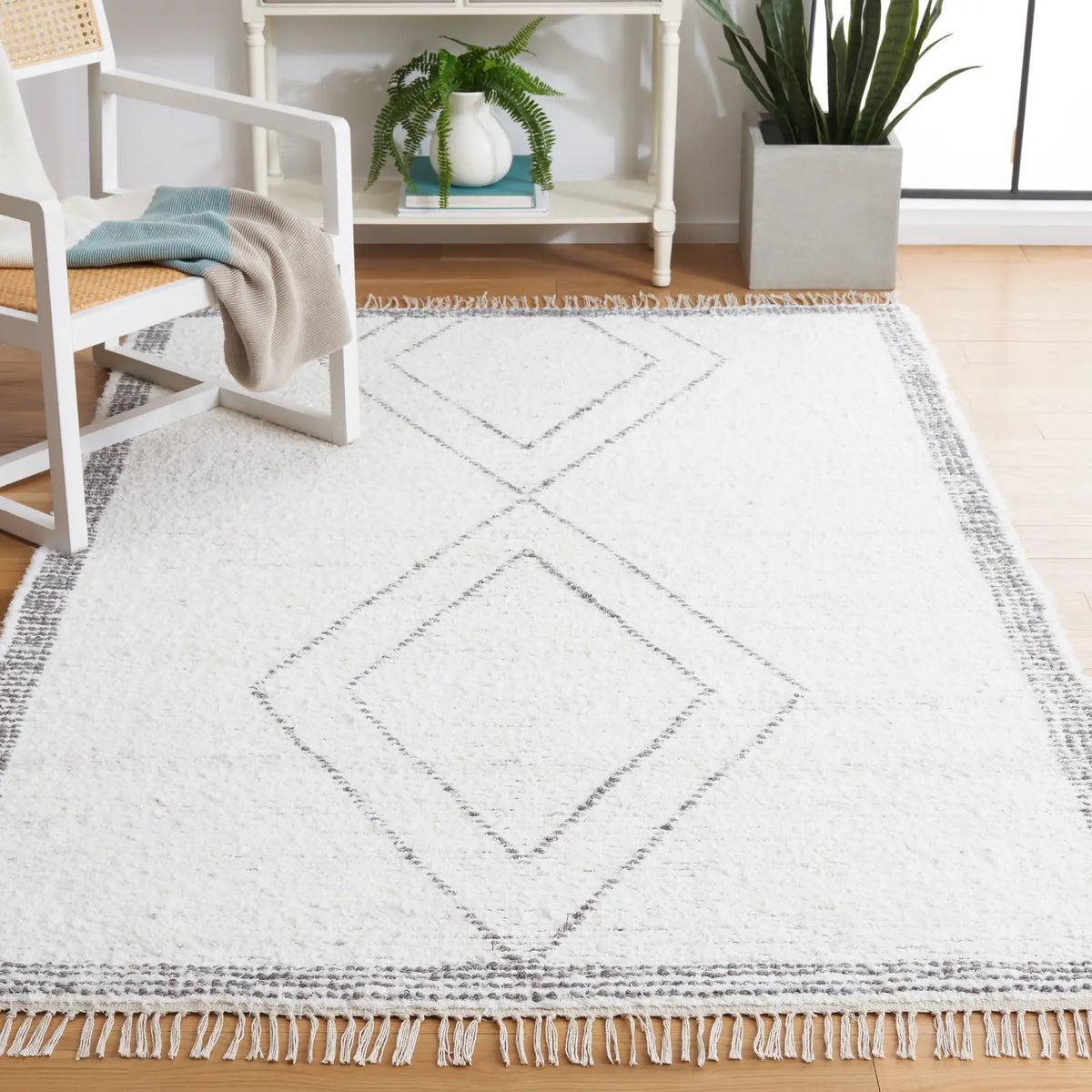 Safavieh Casablanca 4'-0" x 6'-0" Rug in Ivory / Grey
