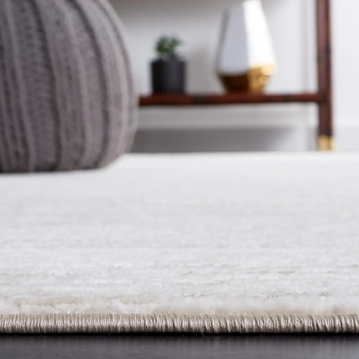 Safavieh Hanna 4'-0" x 6'-0" Rug in Ivory / Beige