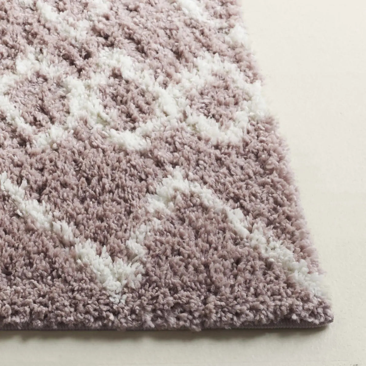 Safavieh Berber Shag 4'-0" x 6'-0" Rug in Light Rose / Ivory