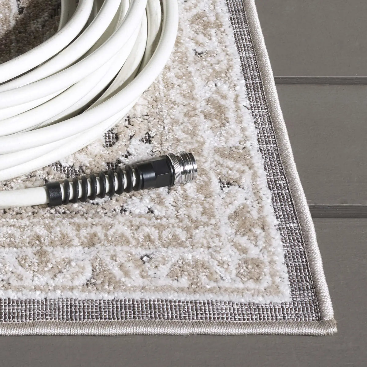 Safavieh Cabana 4'-0" x 6'-0" Rug in Beige / Ivory