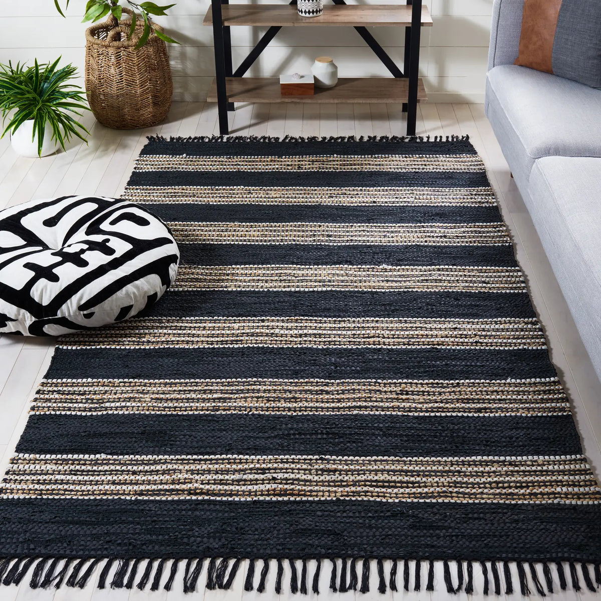 Safavieh Vintage Leather 4'-0" x 6'-0" Rug in Black / Natural