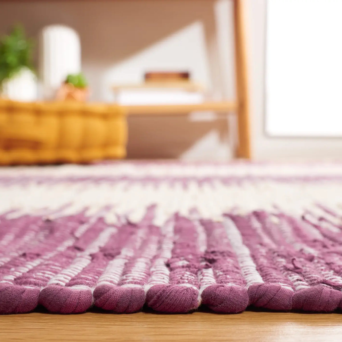 Safavieh Montauk 4'-0" x 6'-0" Rug in Purple