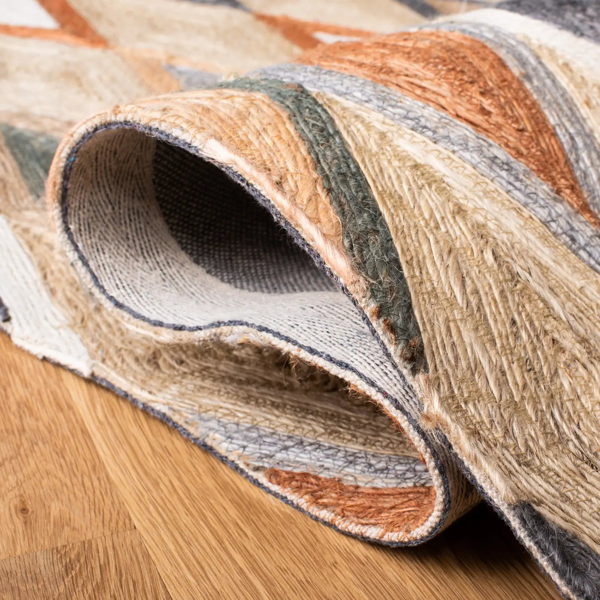 Safavieh Sahara 4'-0" x 6'-0" Rug in Beige / Rust