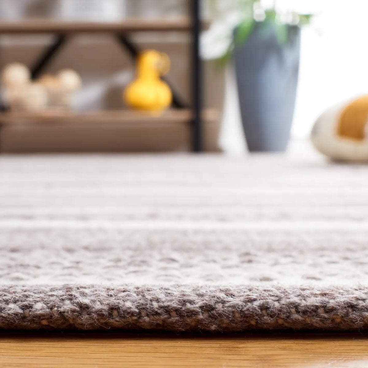 Safavieh Striped Kilim 4'-0" x 6'-0" Rug in Grey / Ivory