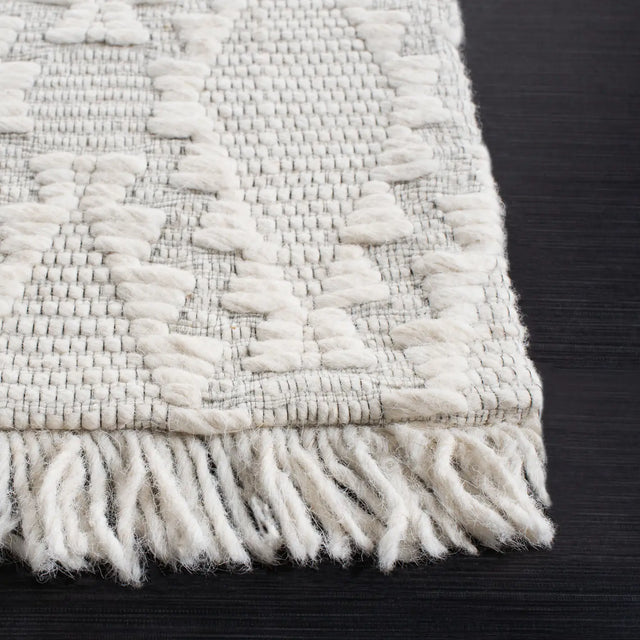 Safavieh Marbella 4'-0" x 6'-0" Rug in Ivory