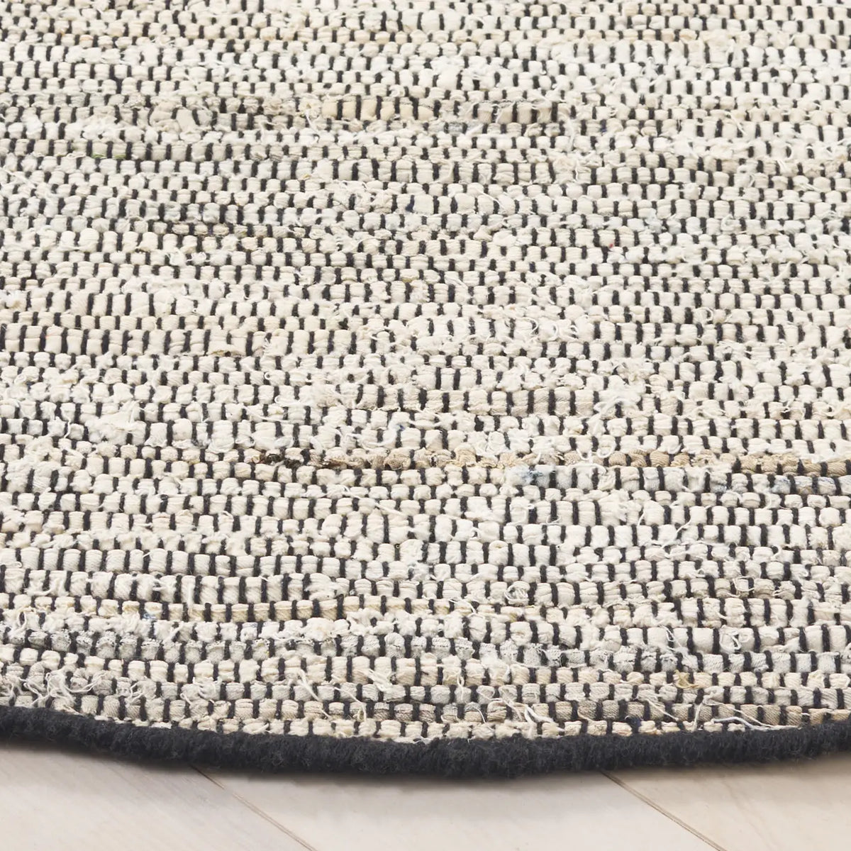 Safavieh Rag Rug 6'-0" x 6'-0" Rug in Ivory / Black