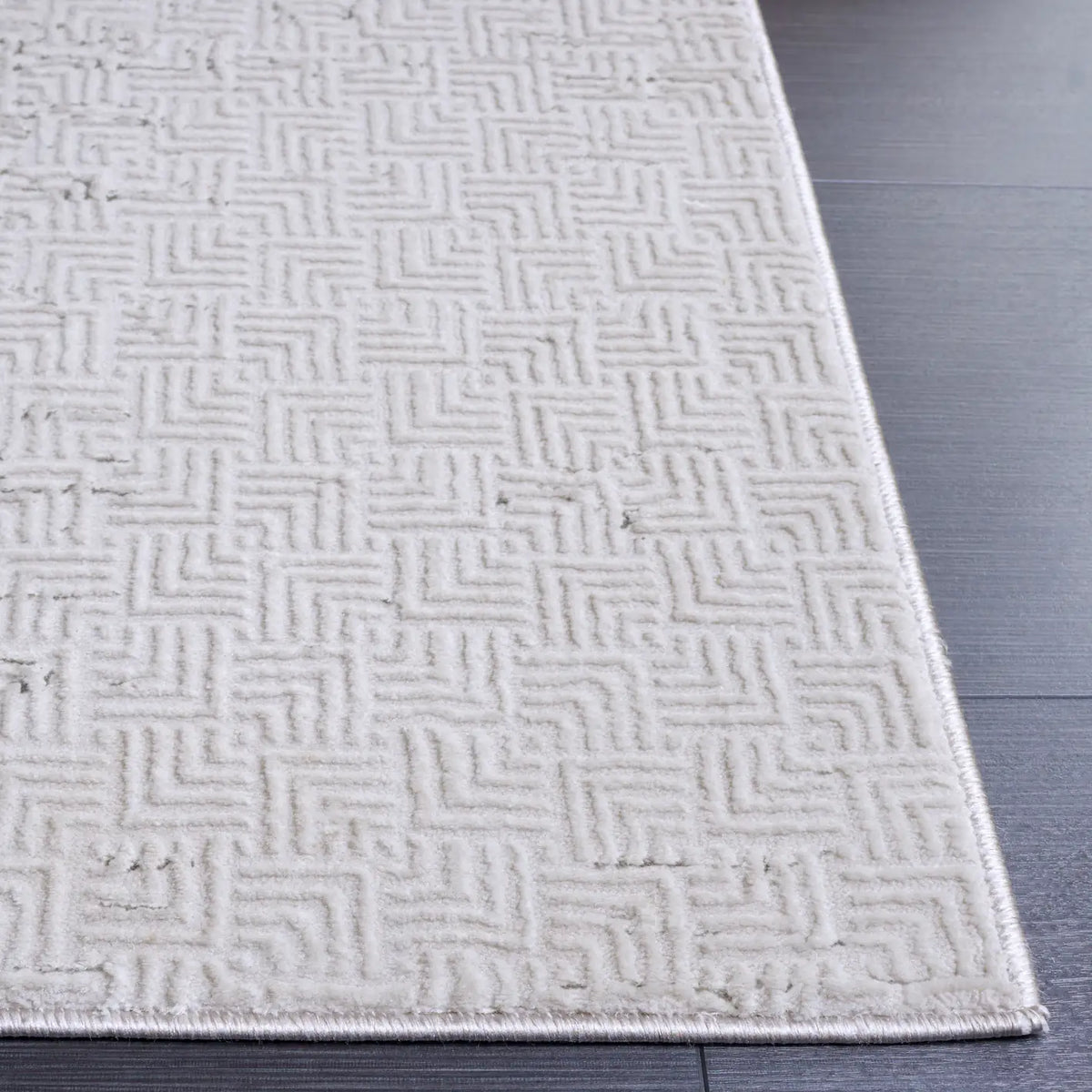 Safavieh Hanna 4'-0" x 6'-0" Rug in Grey / Ivory