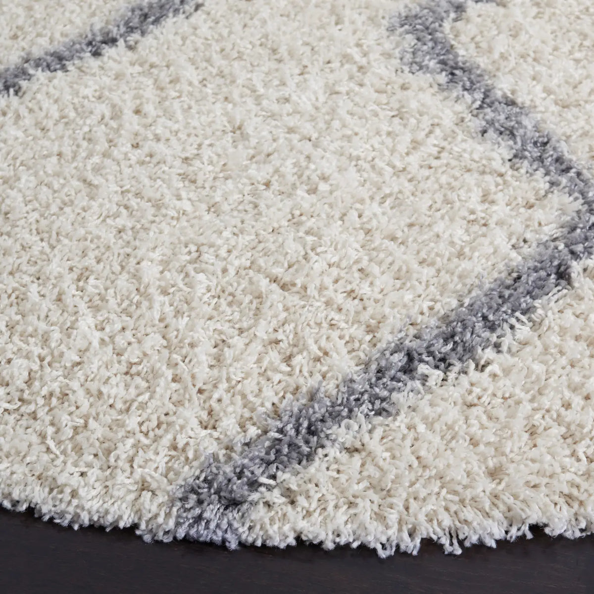 Safavieh Venus Shag 600 6'-7" x 6'-7" Rug in Ivory / Grey