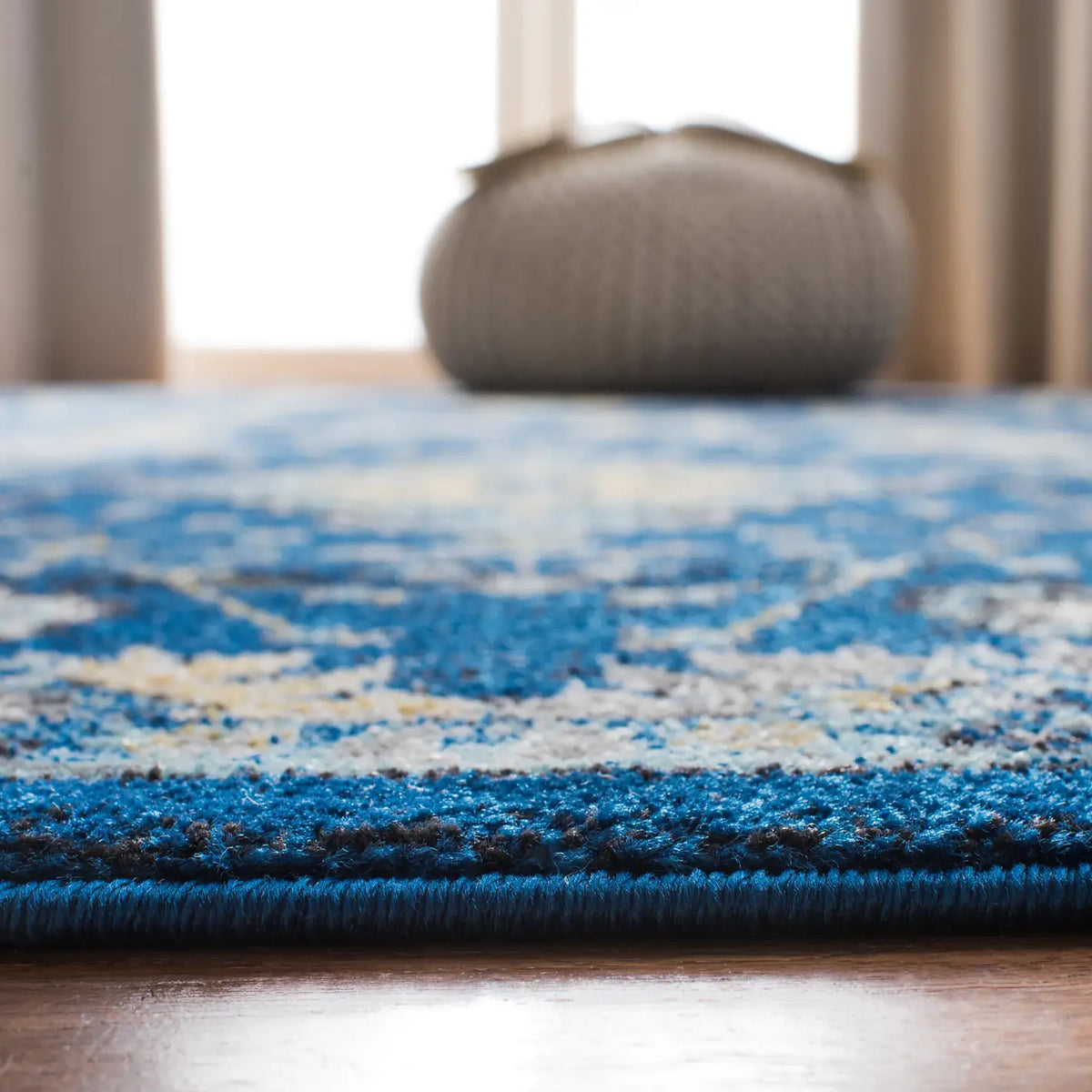 Safavieh Evoke 4'-0" x 6'-0" Rug in Royal / Ivory