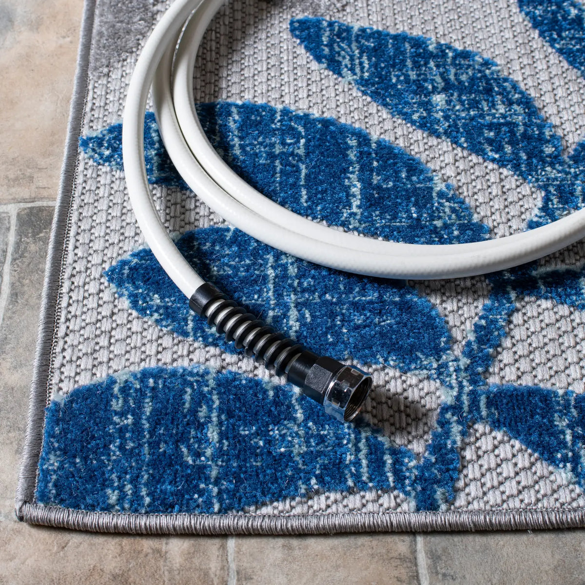 Safavieh Cabana 4'-0" x 6'-0" Rug in Grey / Blue