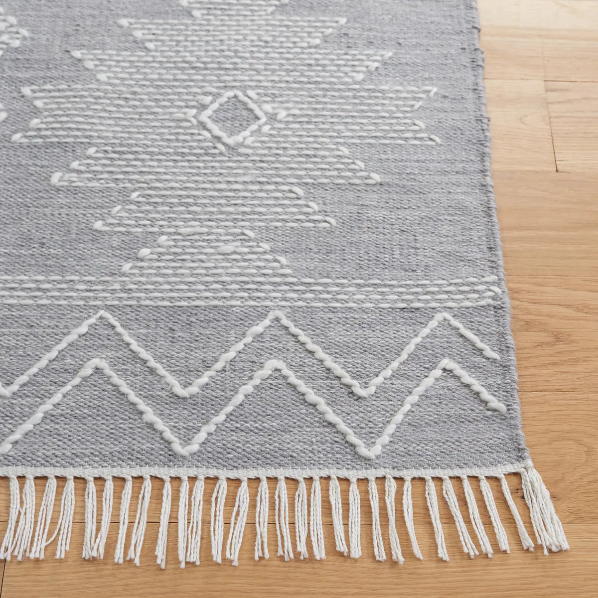 Safavieh Kilim 4'-0" x 6'-0" Rug in Grey / Ivory