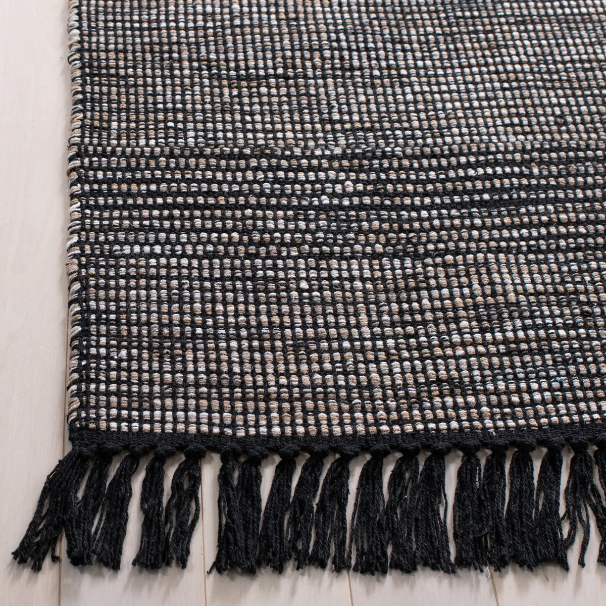 Safavieh Montauk 4'-0" x 6'-0" Rug in Beige / Ivory