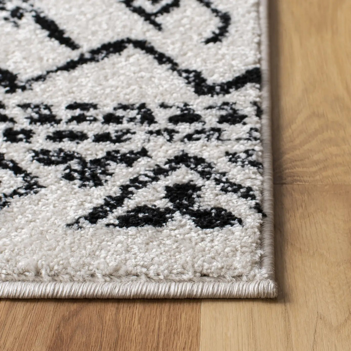 Safavieh Tulum 4'-0" x 6'-0" Rug in Ivory / Black
