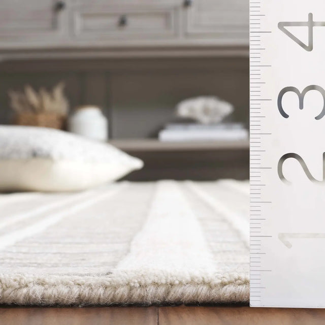 Safavieh Fifth Avenue 4'-0" x 6'-0" Rug in Grey / Ivory