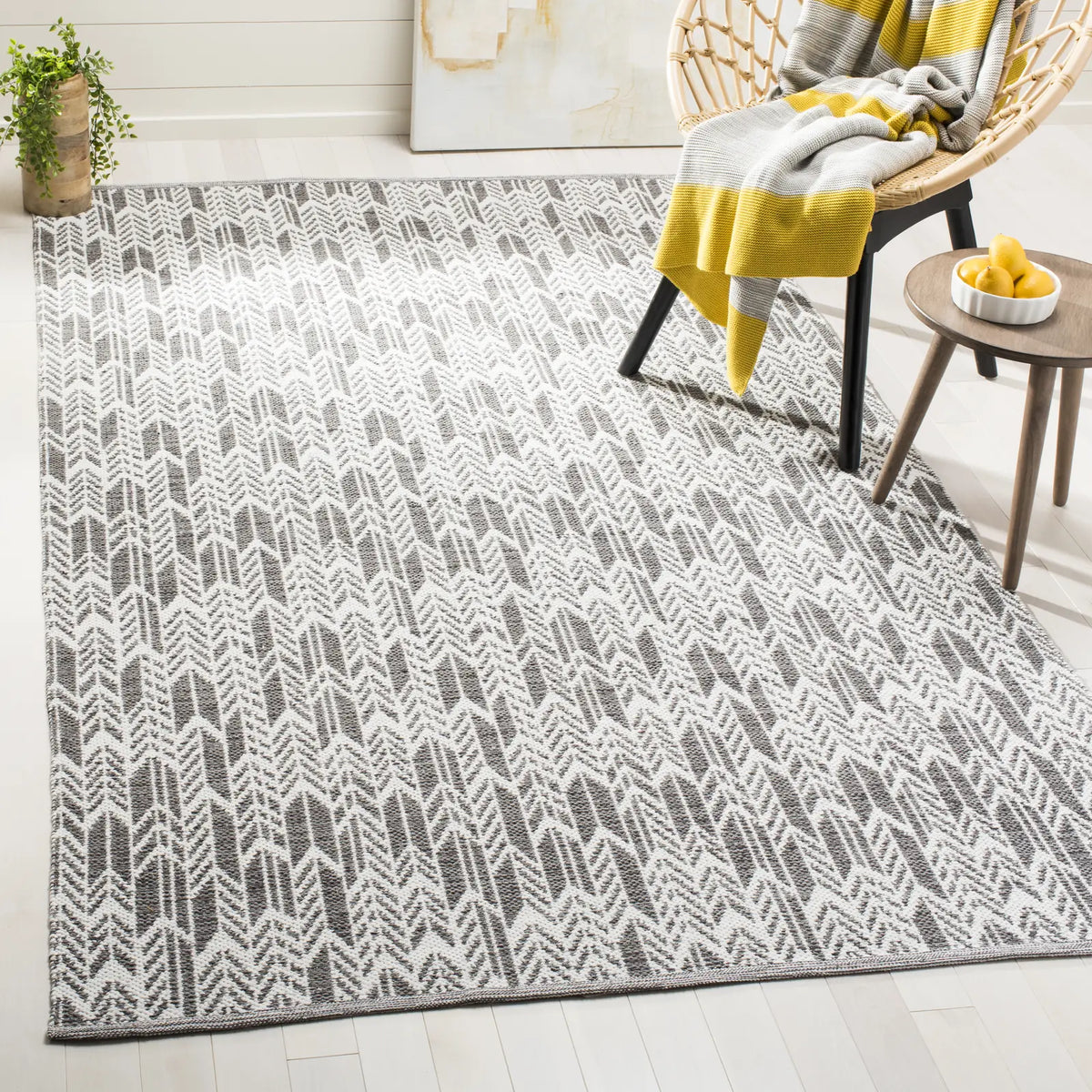 Safavieh Montauk 5'-0" x 8'-0" Rug in Charcoal / Ivory