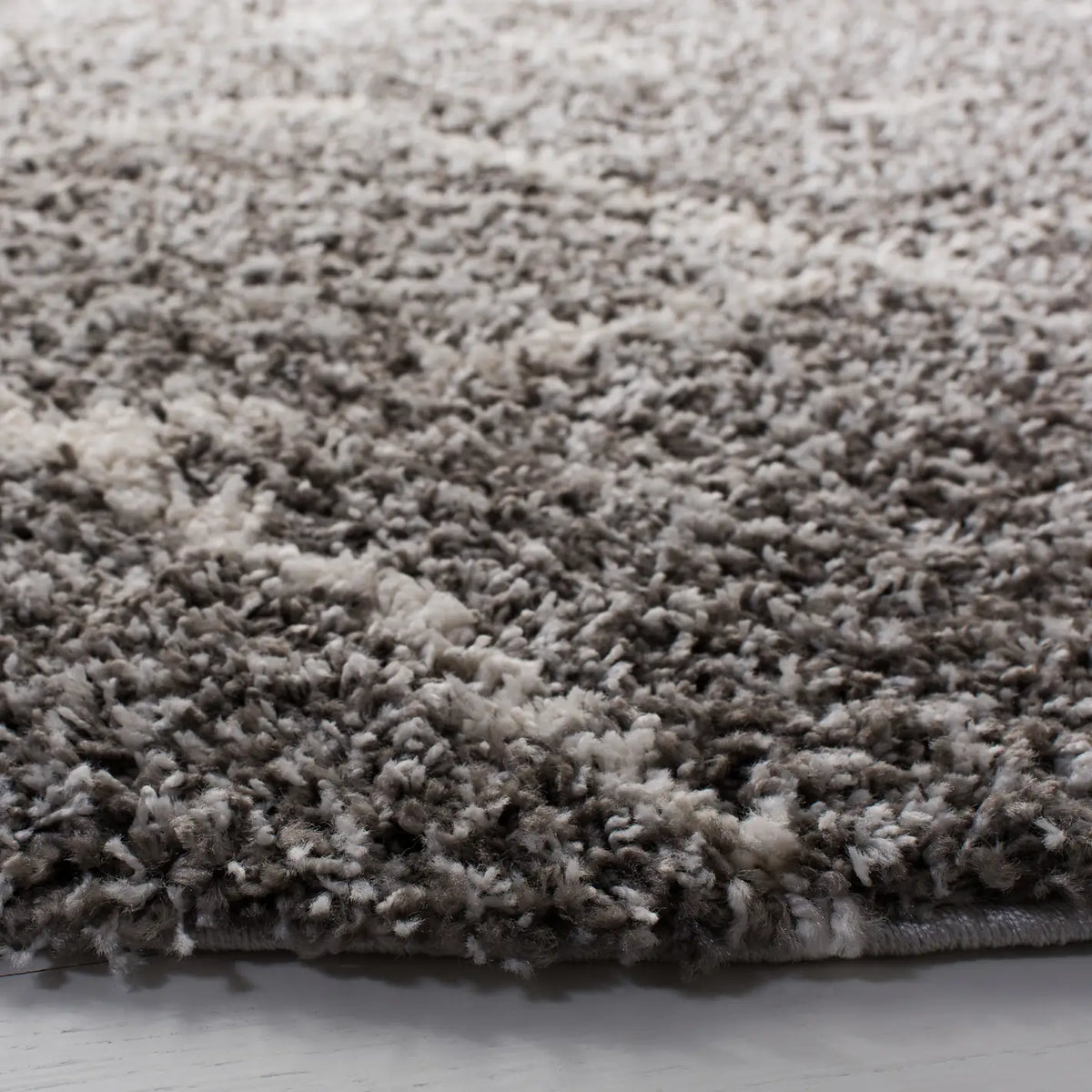 Safavieh Arizona Shag 6'-7" x 6'-7" Rug in Brown / Ivory