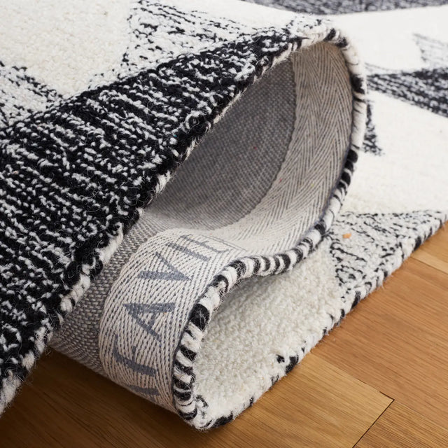 Safavieh Casablanca 5'-0" x 8'-0" Rug in Ivory / Black