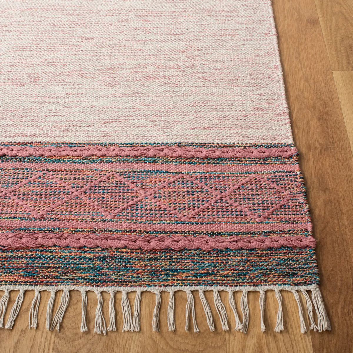 Safavieh Montauk 4'-0" x 6'-0" Rug in Pink / Beige