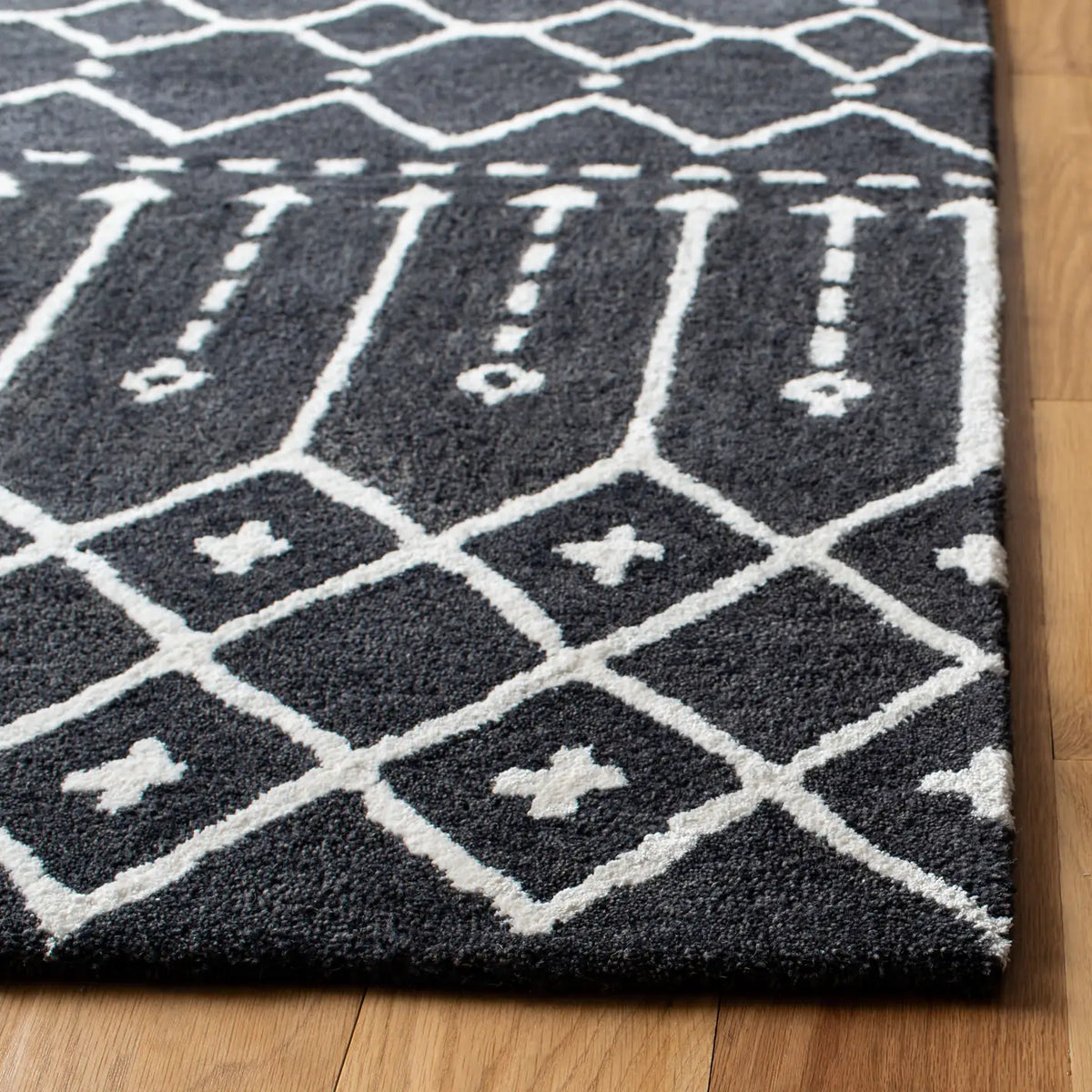 Safavieh Himalaya 4'-0" x 6'-0" Rug in Dark Grey / Ivory