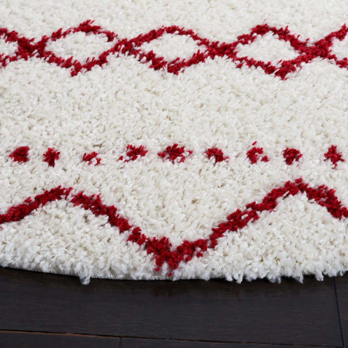 Safavieh Arizona Shag 6'-7" x 6'-7" Rug in Ivory / Red
