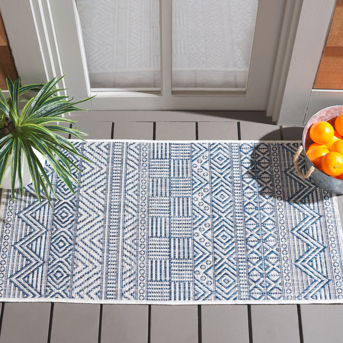 Safavieh Courtyard 2'-0" x 3'-7" Rug in Ivory / Navy