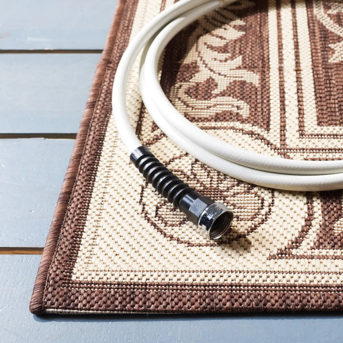 Safavieh Courtyard 4'-0" x 5'-7" Rug in Chocolate / Natural