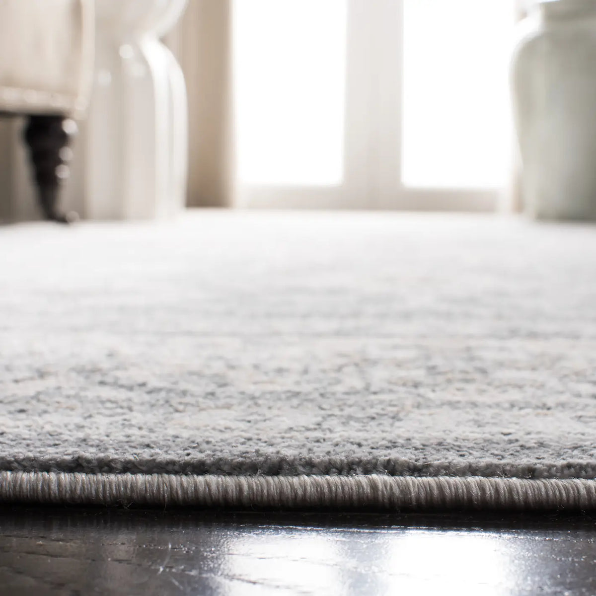 Safavieh Isabella 4'-0" x 6'-0" Rug in Grey / Cream