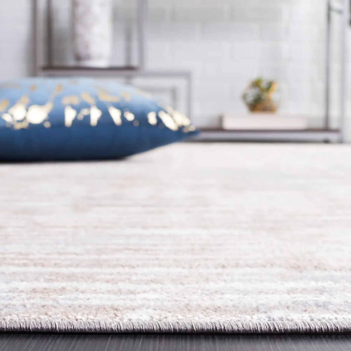Safavieh Bayside 4'-0" x 6'-0" Rug in Beige / Ivory