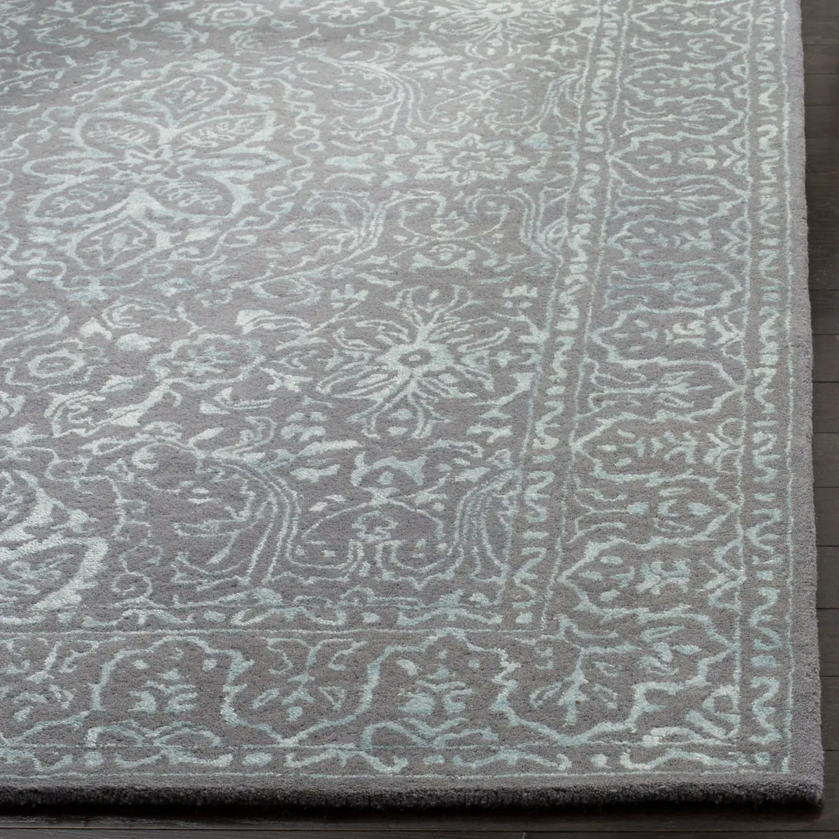 Safavieh Glamour 4'-0" x 6'-0" Rug in Opal / Grey