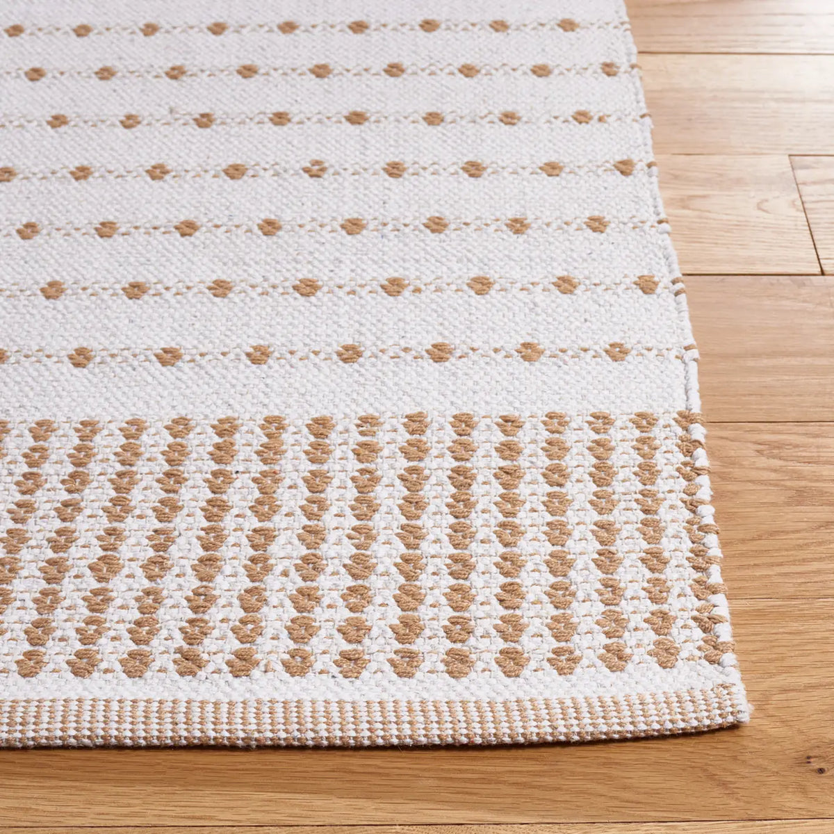Safavieh Montauk 4'-0" x 6'-0" Rug in Beige / Ivory