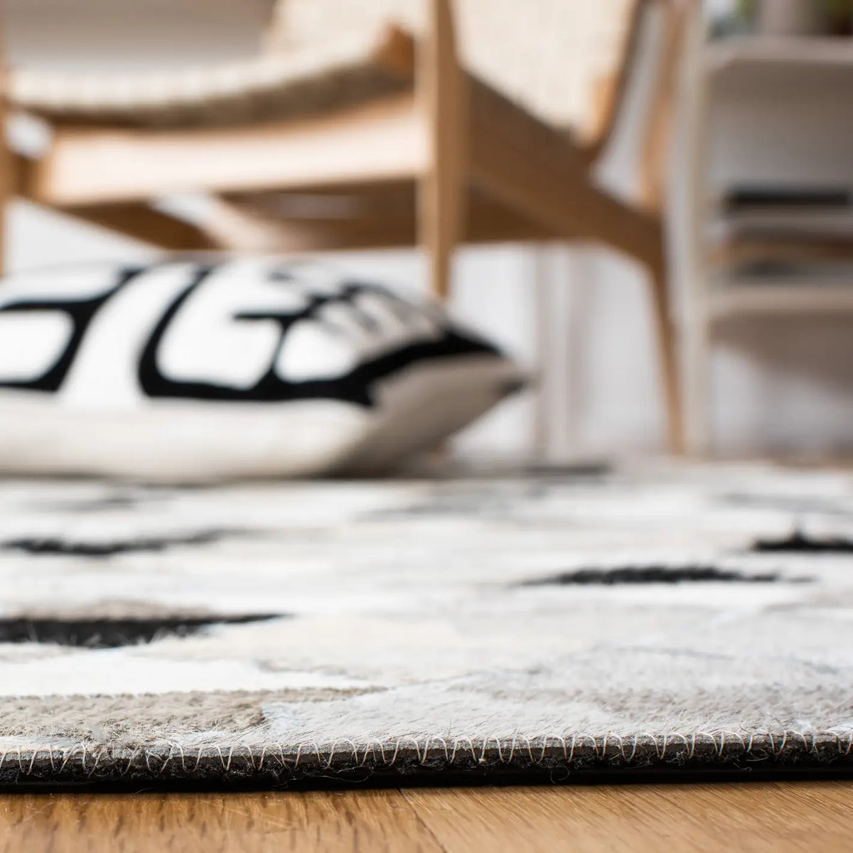 Safavieh Studio Leather 4'-0" x 6'-0" Rug in Grey / Black