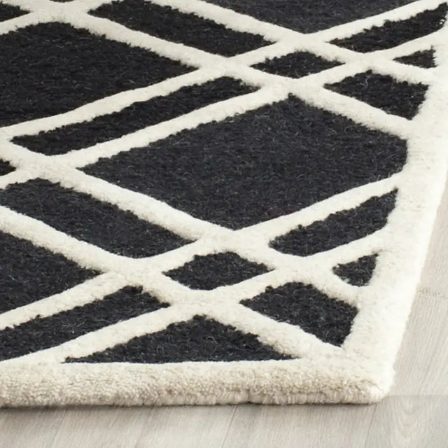 Safavieh Cambridge 2'-6" x 6'-0" Rug in Black / Ivory