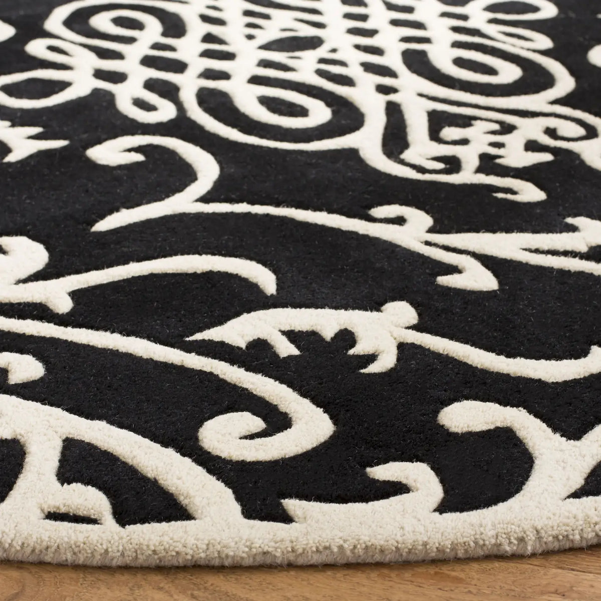 Safavieh Soho 6'-0" x 6'-0" Rug in Black / Ivory