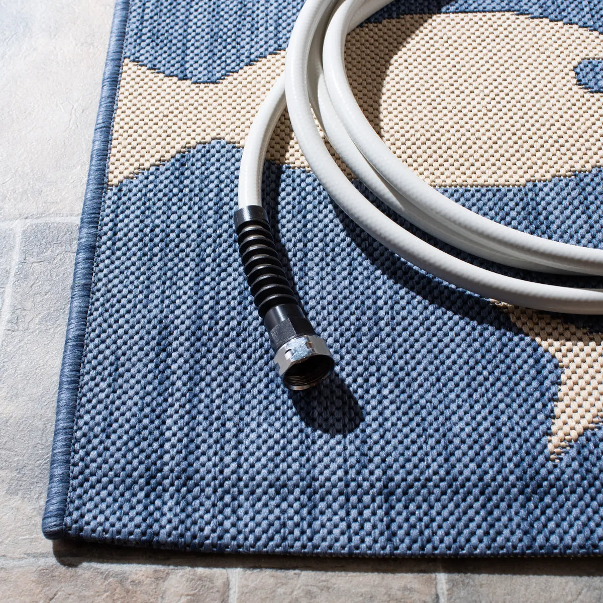 Safavieh Courtyard 4'-0" x 5'-7" Rug in Blue / Beige