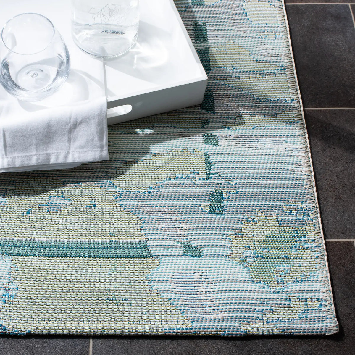 Safavieh Barbados 500 4'-0" x 6'-0" Rug in Teal / White