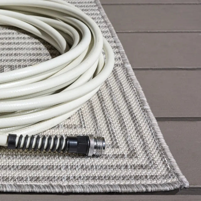 Safavieh Beach House 5'-3" x 7'-6" Rug in Grey / White