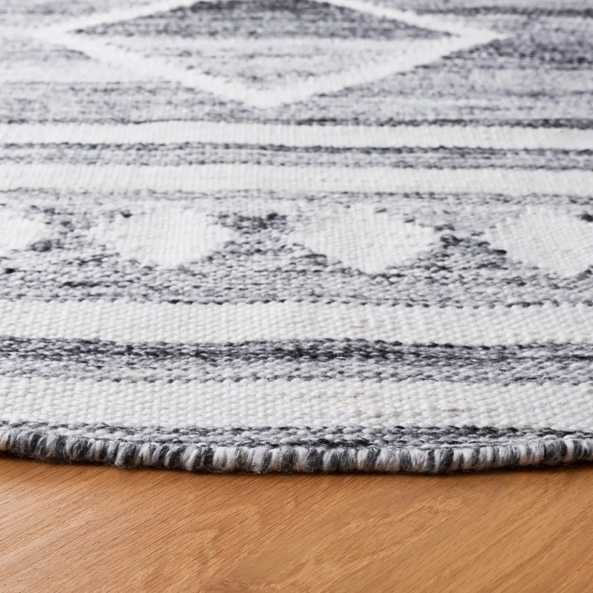 Safavieh Kilim 7'-0" x 7'-0" Rug in Grey / Ivory