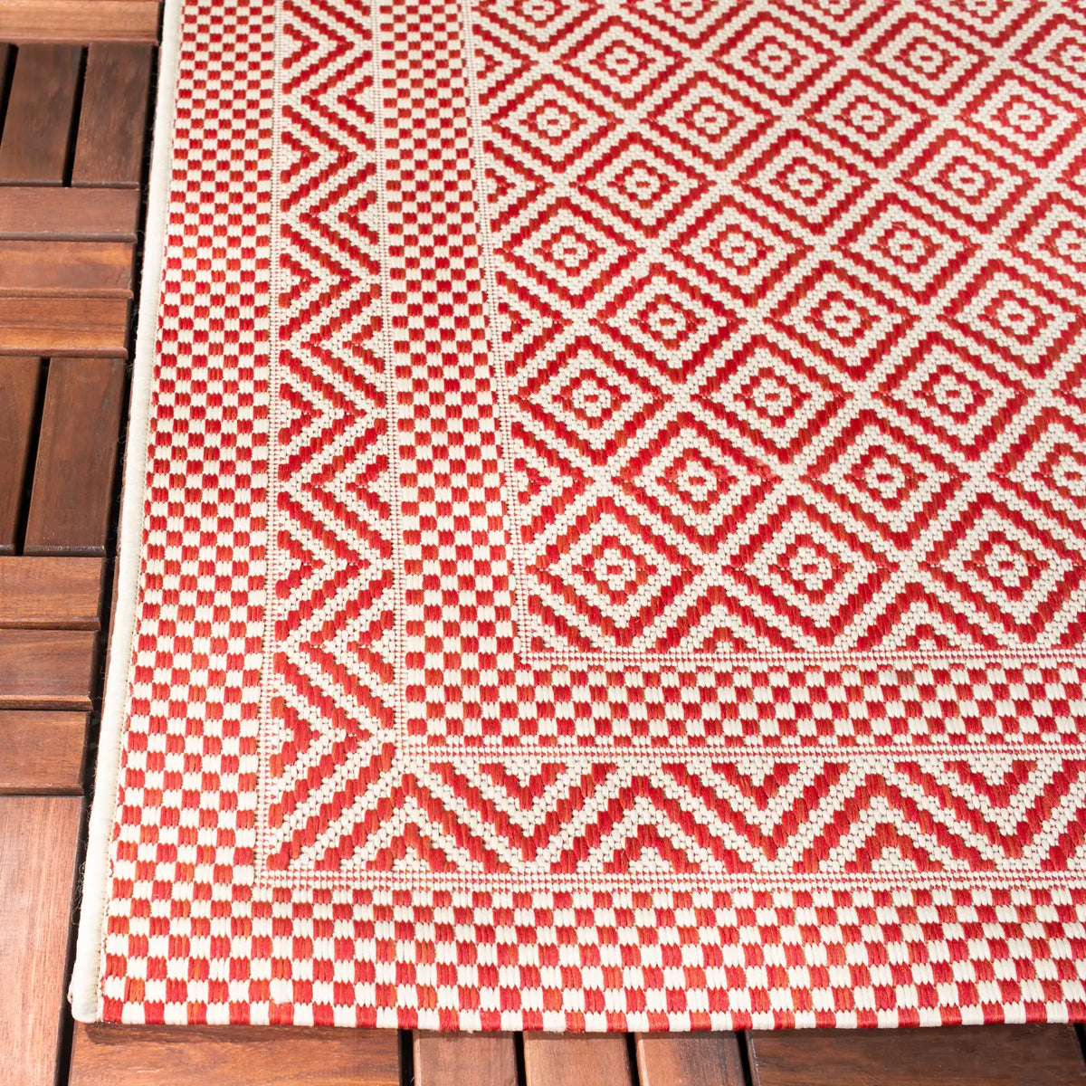 Safavieh Courtyard 4'-0" x 5'-7" Rug in Beige / Red