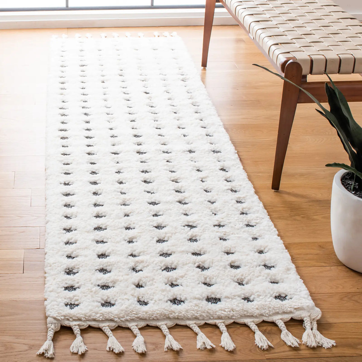 Safavieh Moroccan Tassel Shag 2'-3" x 8'-0" Rug in Ivory / Grey