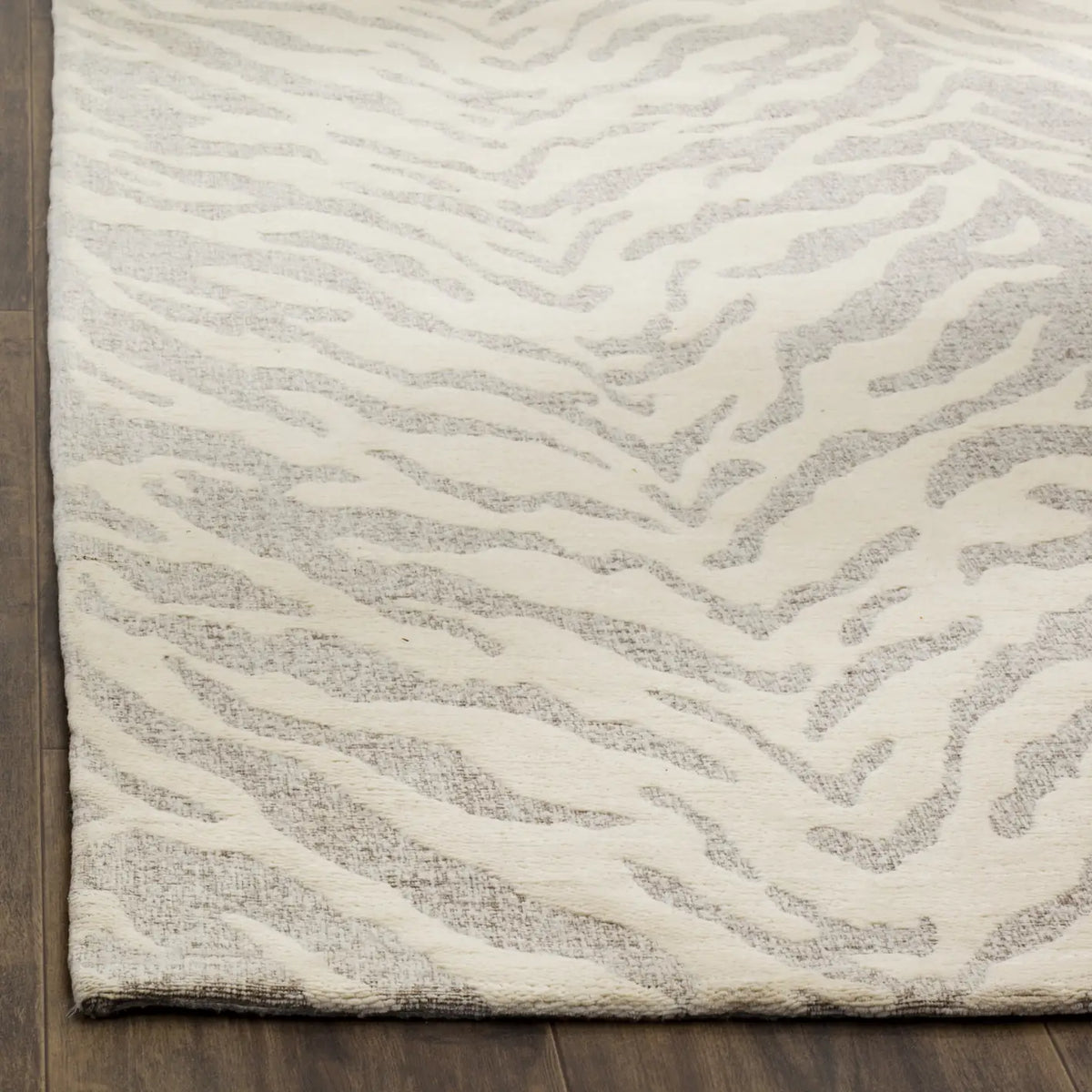 Safavieh Marbella 5'-0" x 8'-0" Rug in Light Grey / Ivory