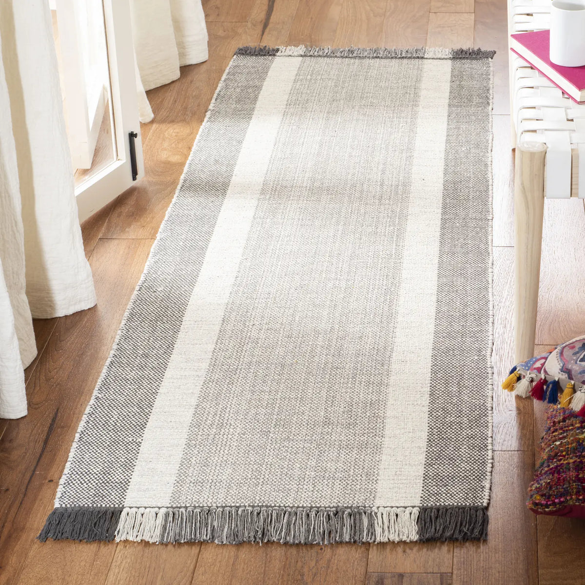 Safavieh Montauk 2'-3" x 10'-0" Rug in Ivory / Grey